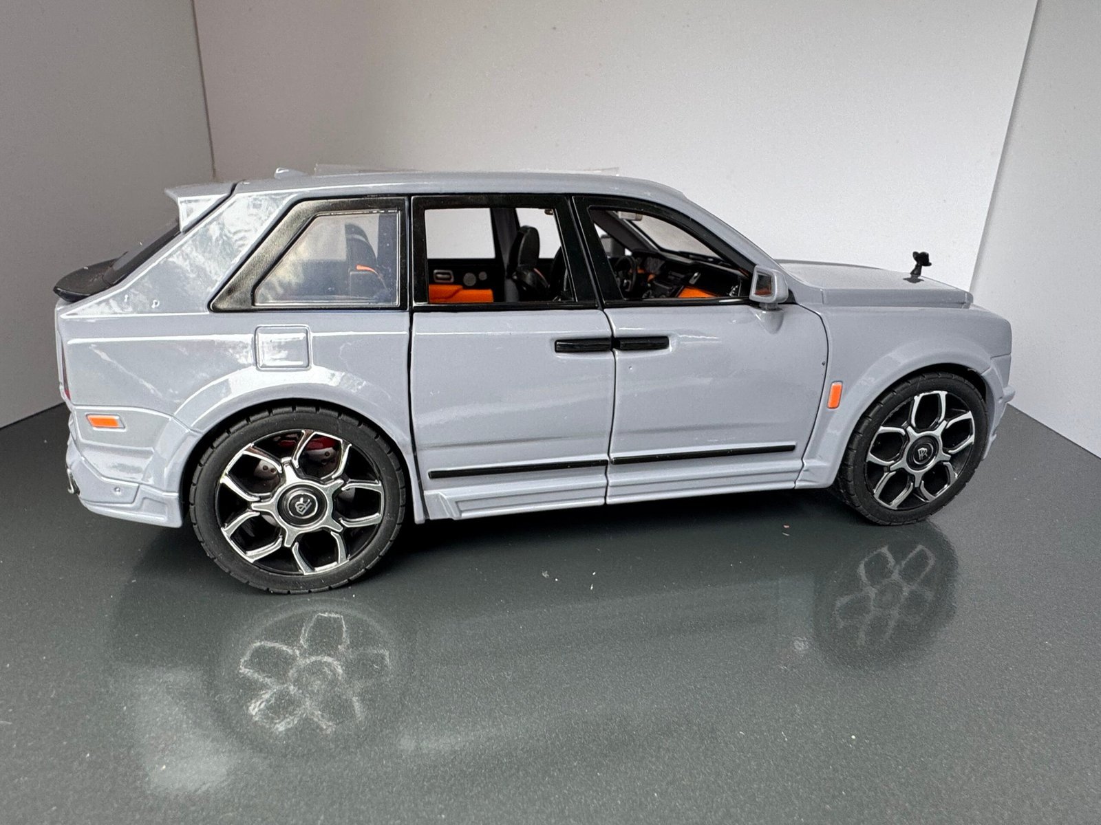 Rolls Royce Cullinan 1:20 Scale - Image 4
