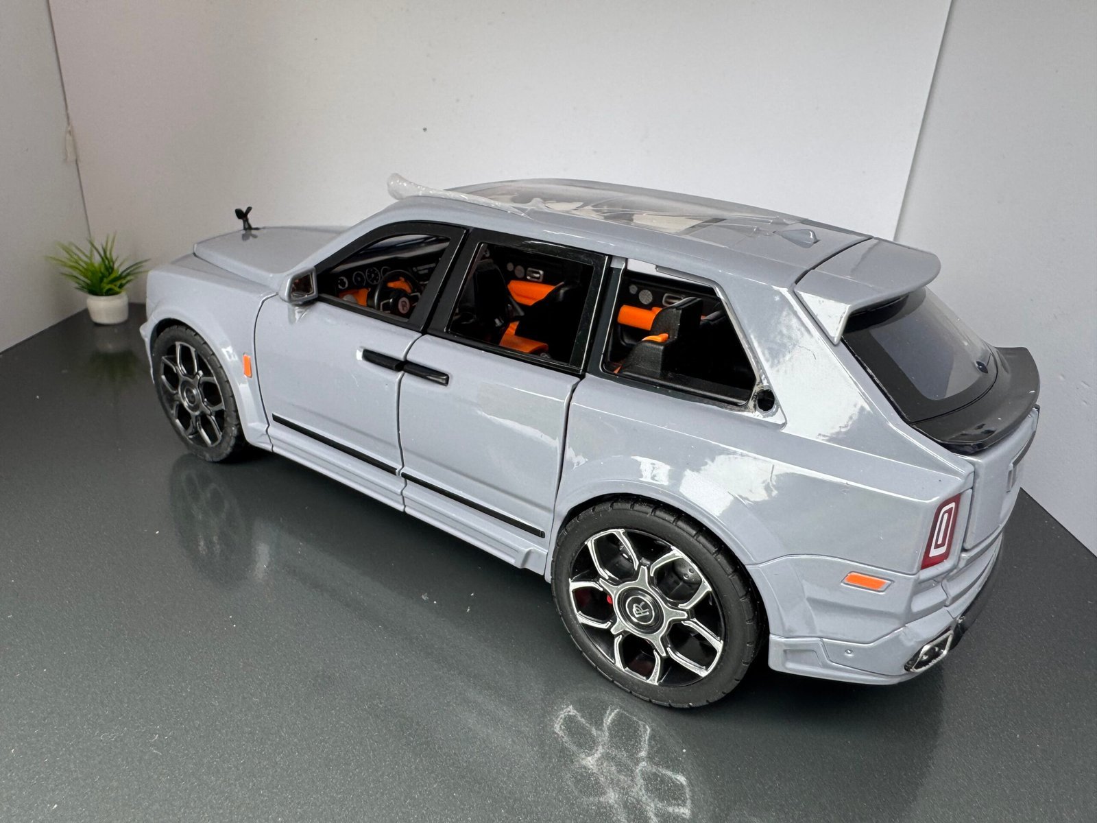 Rolls Royce Cullinan 1:20 Scale - Image 5