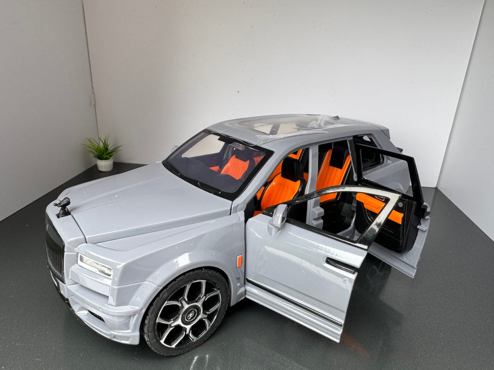 Rolls Royce Cullinan 1:20 Scale - Image 6