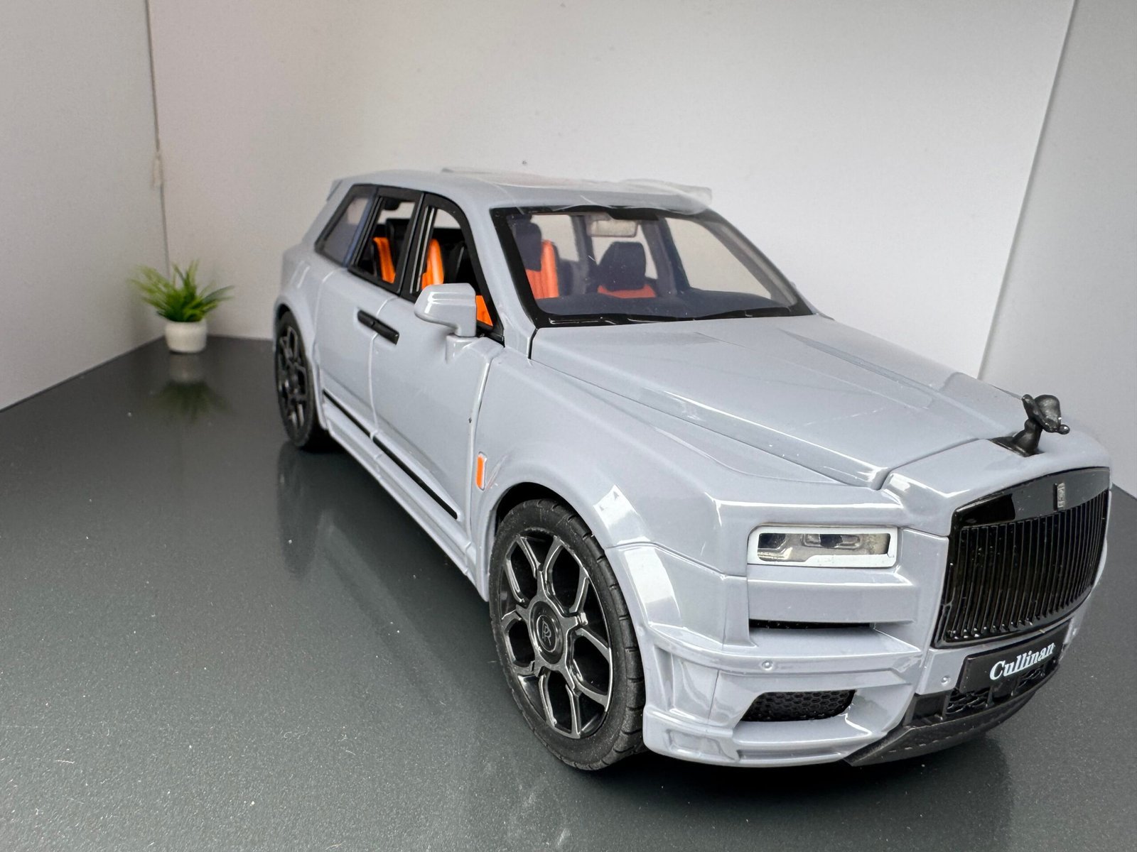 Rolls Royce Cullinan 1:20 Scale - Image 7