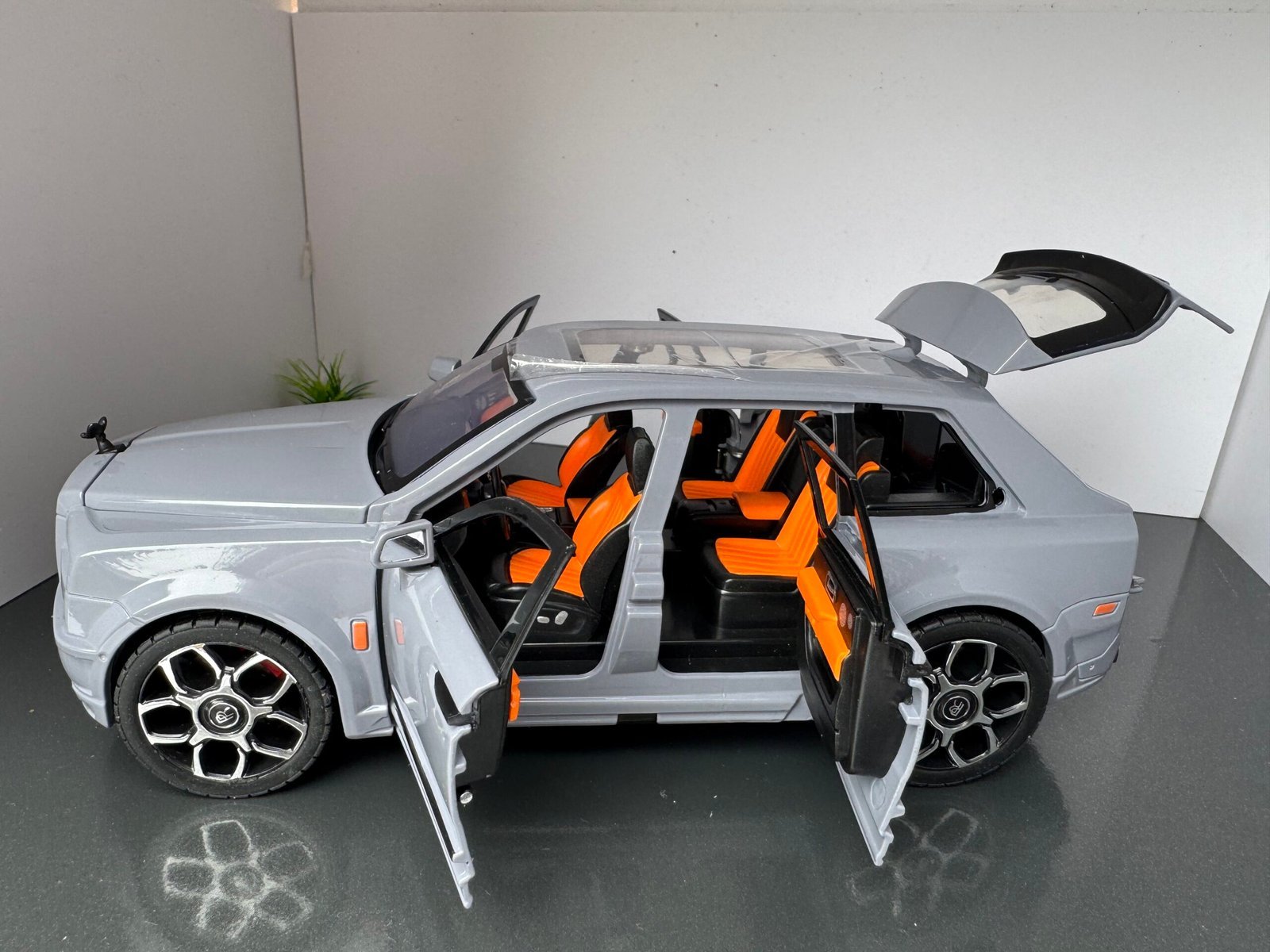 Rolls Royce Cullinan 1:20 Scale - Image 8