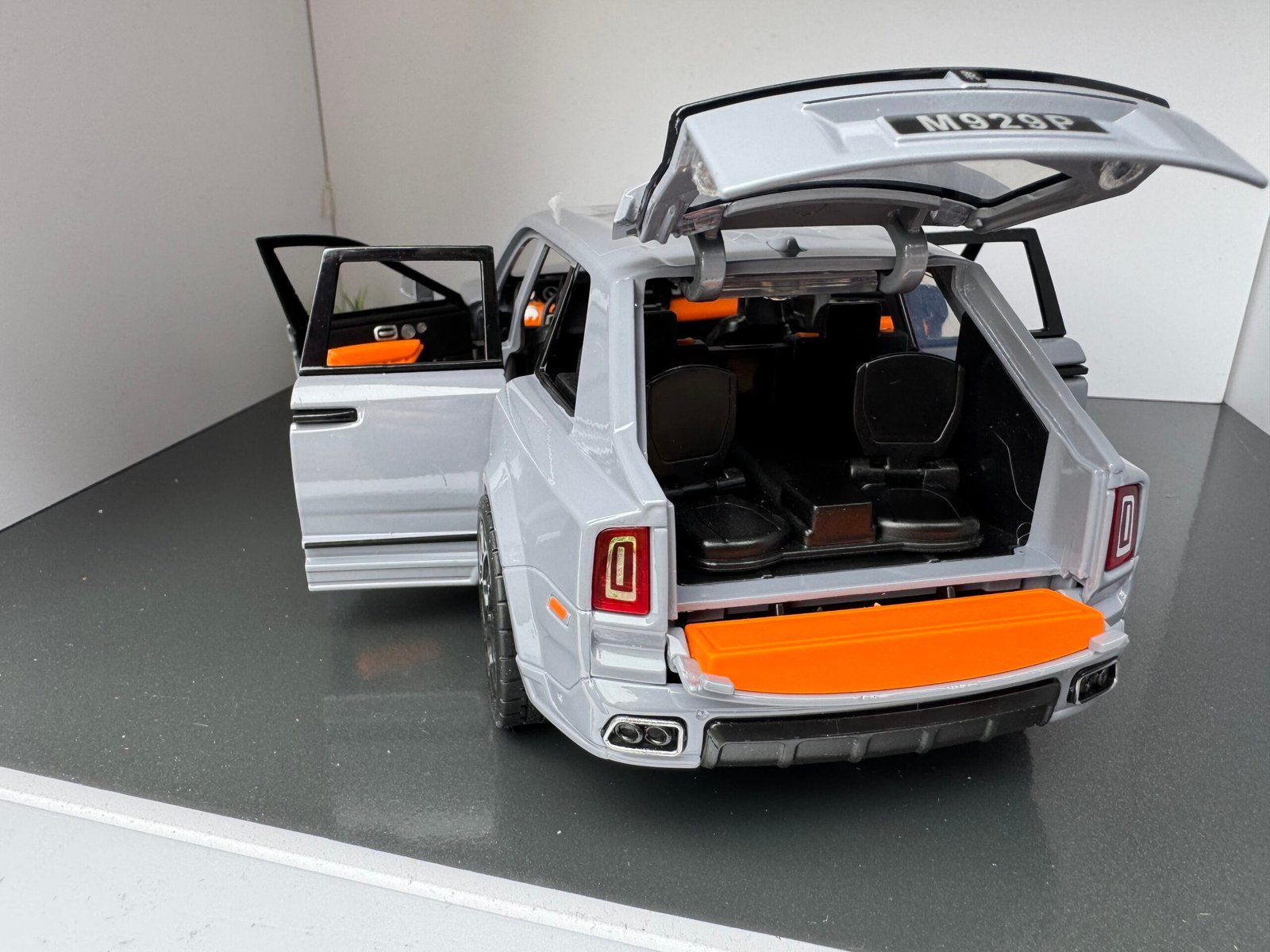 Rolls Royce Cullinan 1:20 Scale - Image 9