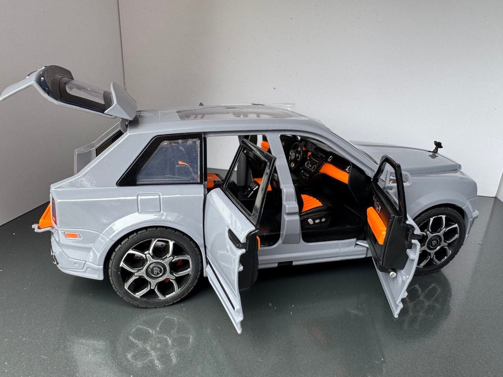 Rolls Royce Cullinan 1:20 Scale - Image 10