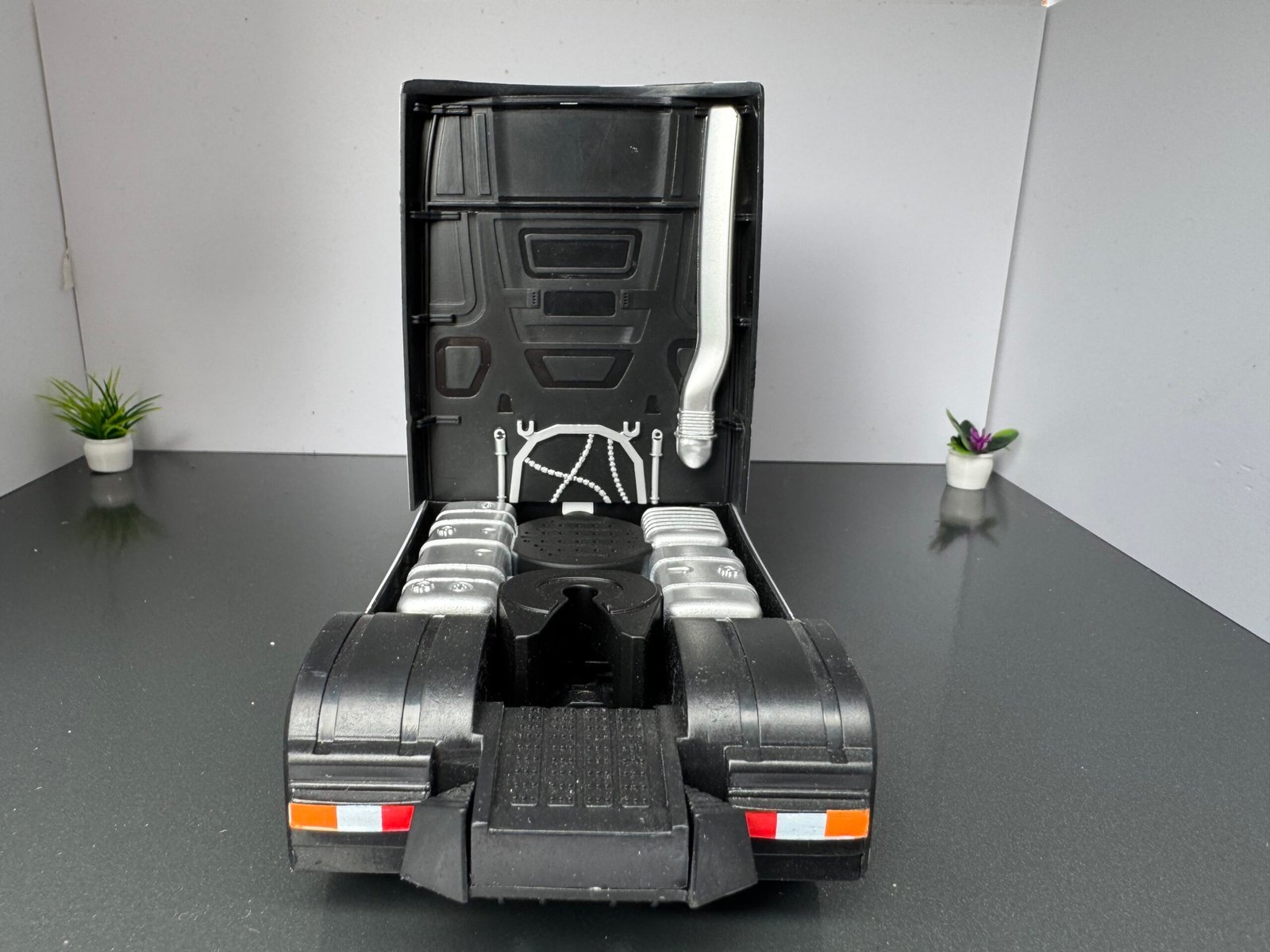 Mercedes Benz Actros Truck 1:24 Scale Diecast Collectible Model - Image 4