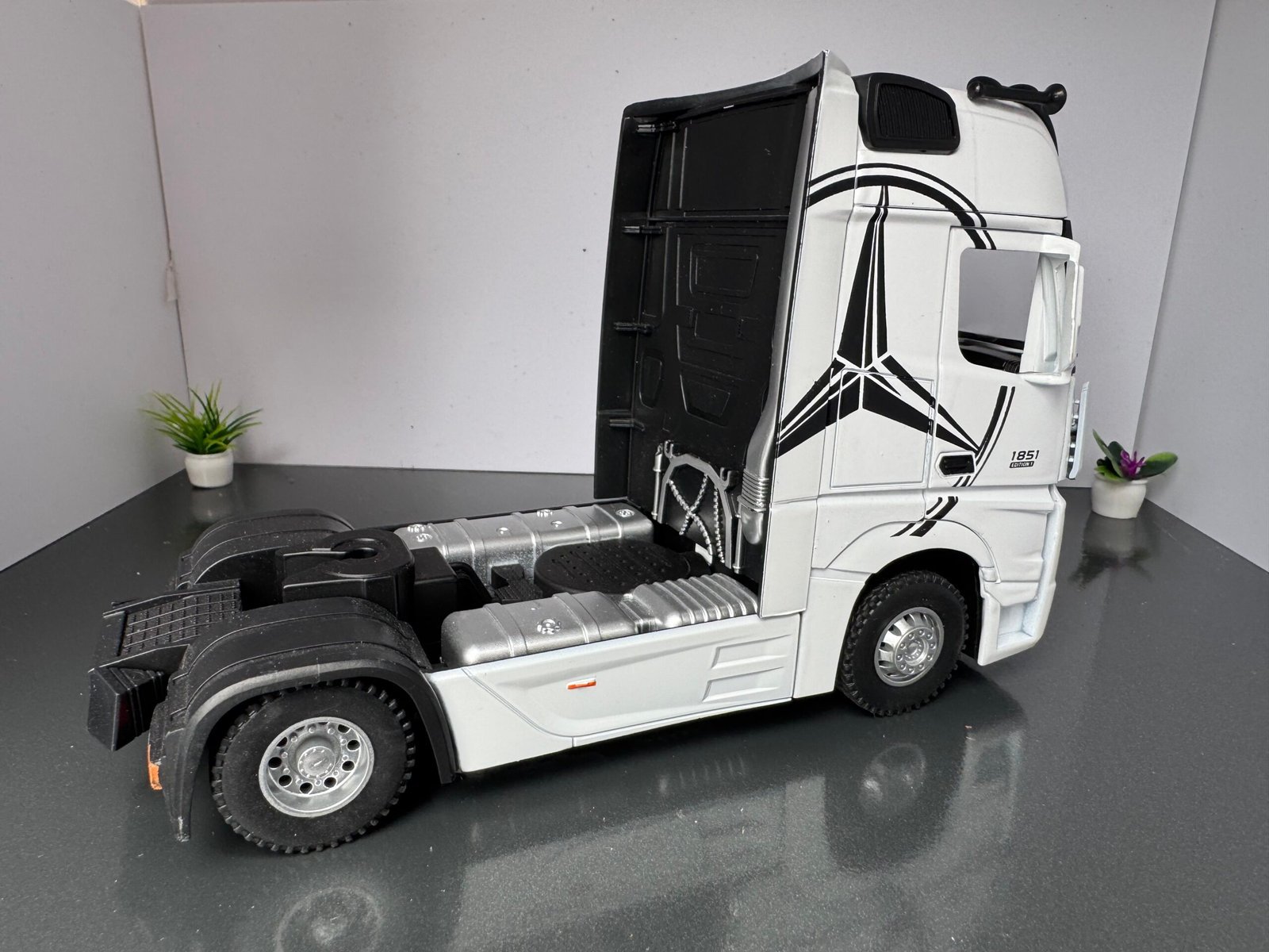 Mercedes Benz Actros Truck 1:24 Scale Diecast Collectible Model - Image 5
