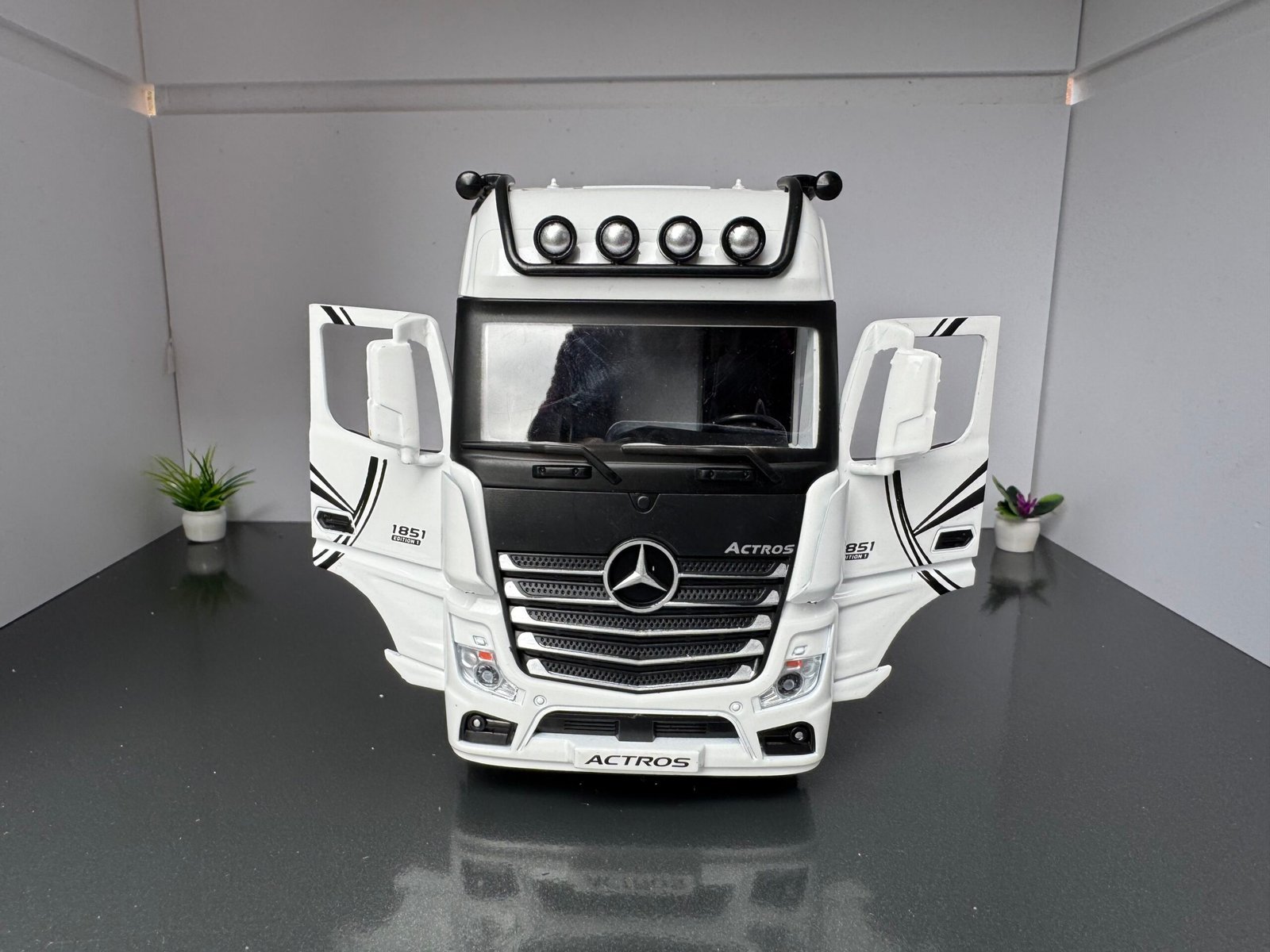 Mercedes Benz Actros Truck 1:24 Scale Diecast Collectible Model - Image 6
