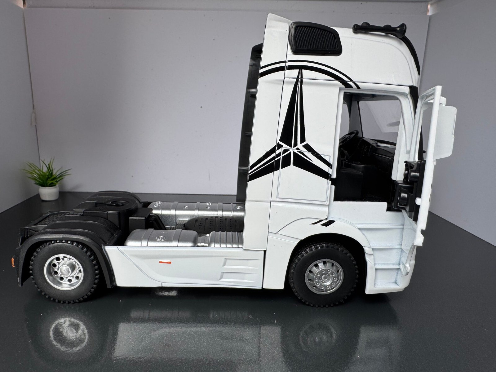 Mercedes Benz Actros Truck 1:24 Scale Diecast Collectible Model - Image 7