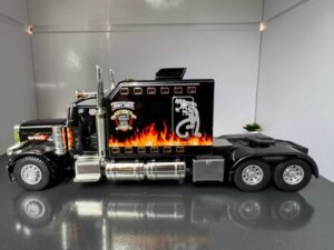 Alternative view of Peterbilt American Truck 1:24 Scale Diecast Collectors Model