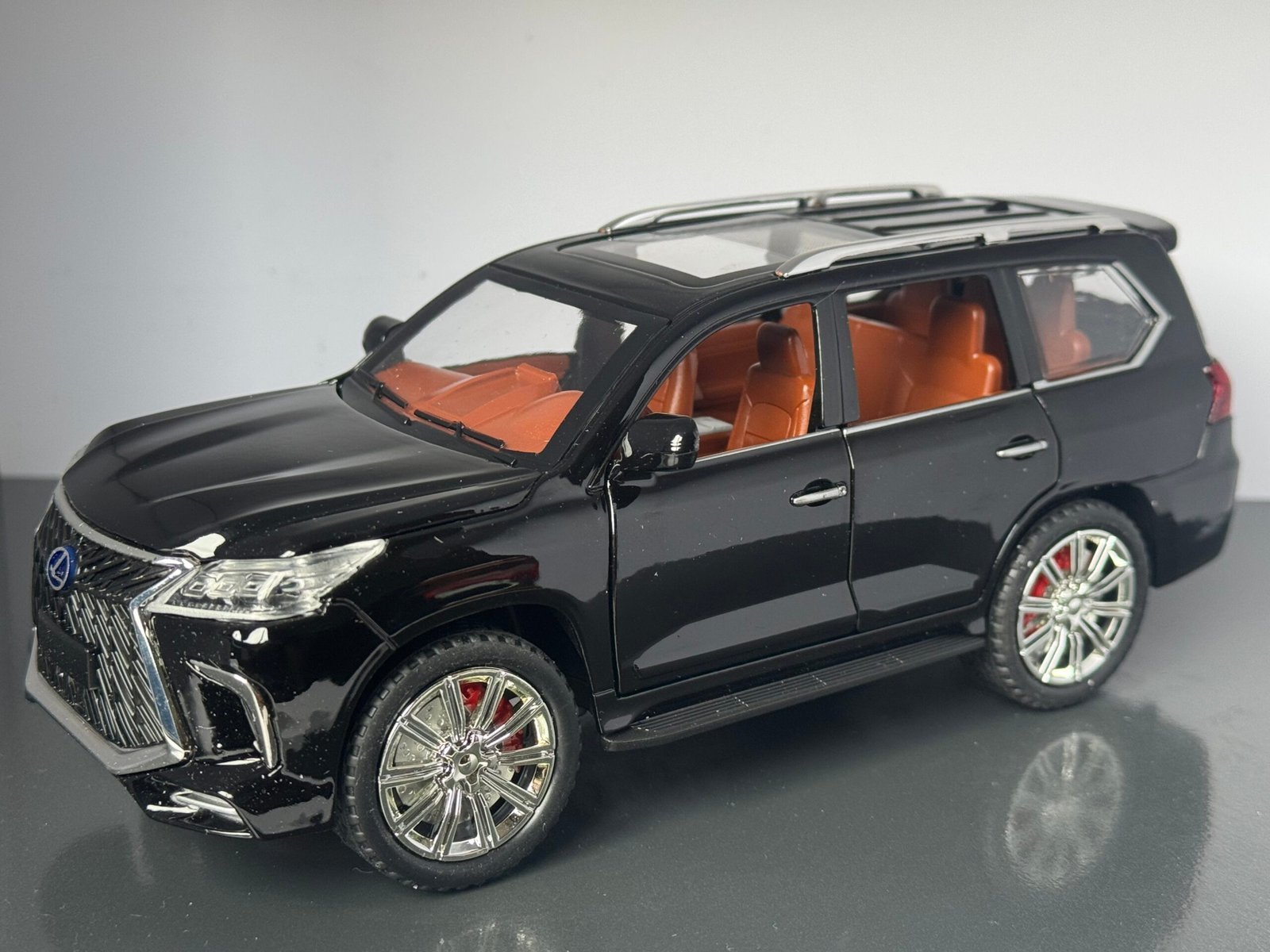 Lexus LS570 1:24 Scale Diecast Collectible Model - Image 2