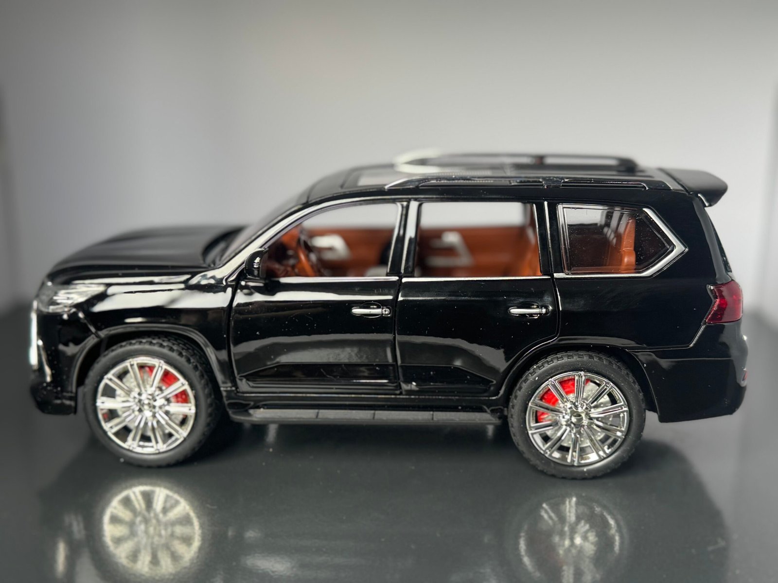 Lexus LS570 1:24 Scale Diecast Collectible Model - Image 3