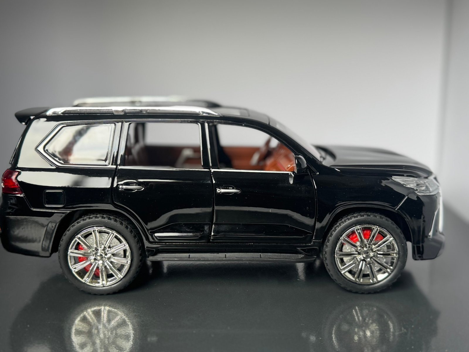 Lexus LS570 1:24 Scale Diecast Collectible Model - Image 4