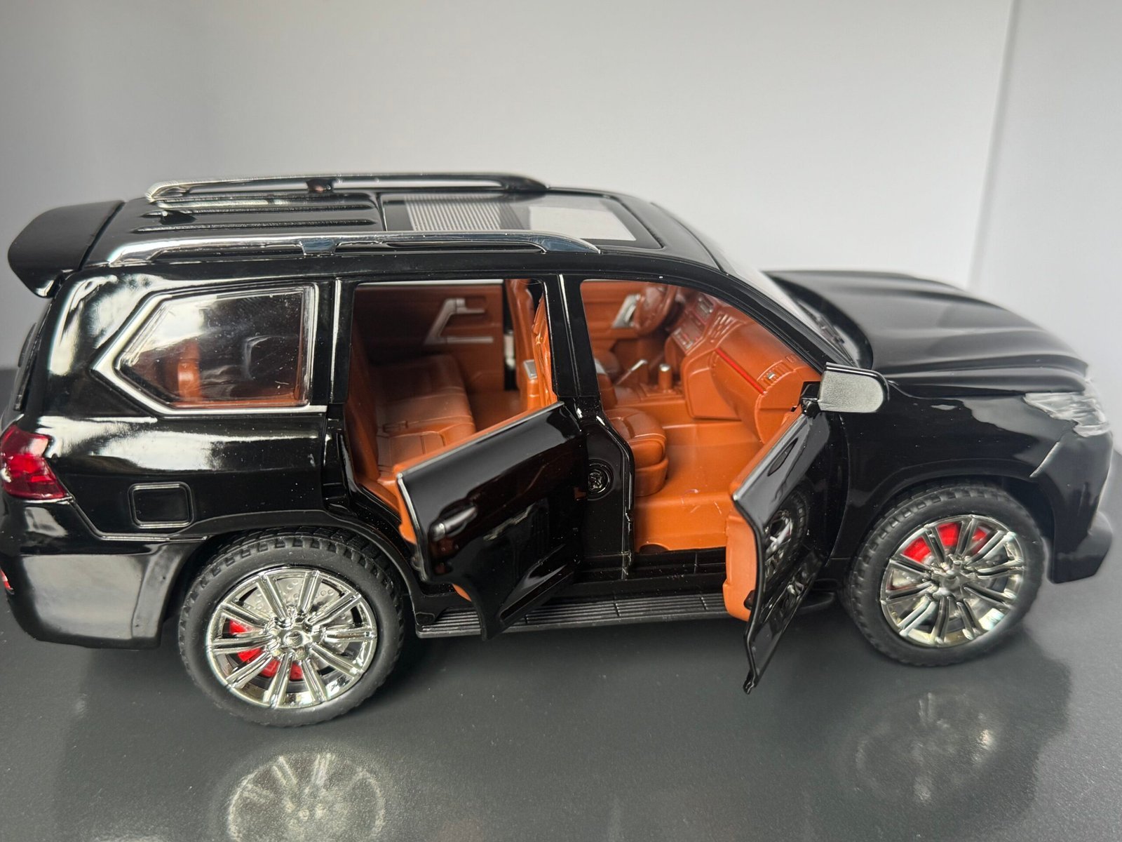 Lexus LS570 1:24 Scale Diecast Collectible Model - Image 5