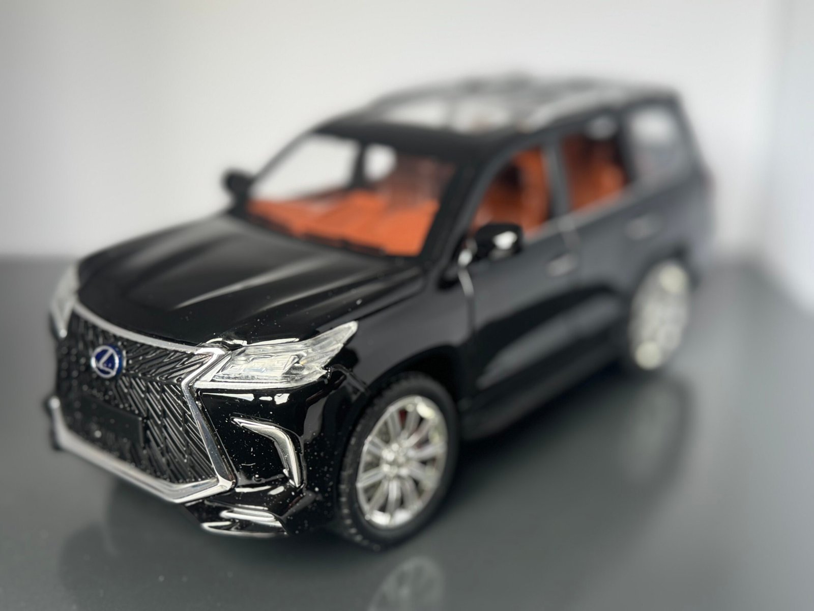 Lexus LS570 1:24 Scale Diecast Collectible Model - Image 9