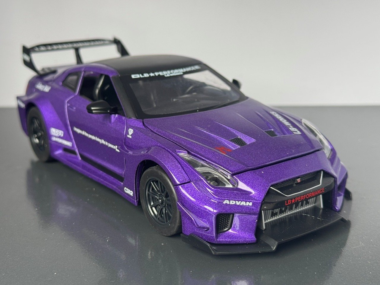 Nissan GT Skyline 1:24 Scale Diecast Collectible Model - Image 9