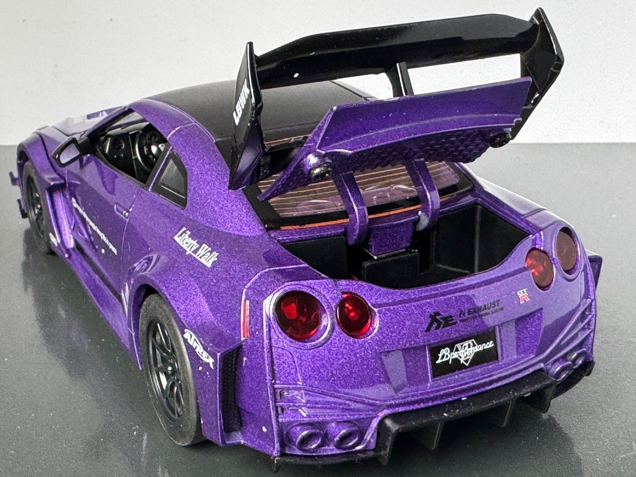 Nissan GT Skyline 1:24 Scale Diecast Collectible Model - Image 6