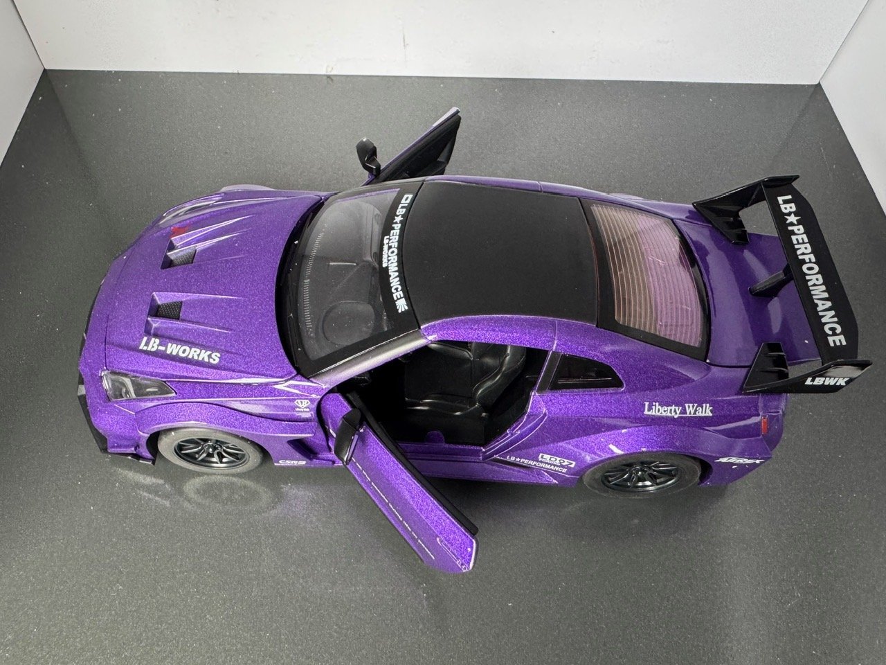 Nissan GT Skyline 1:24 Scale Diecast Collectible Model - Image 4