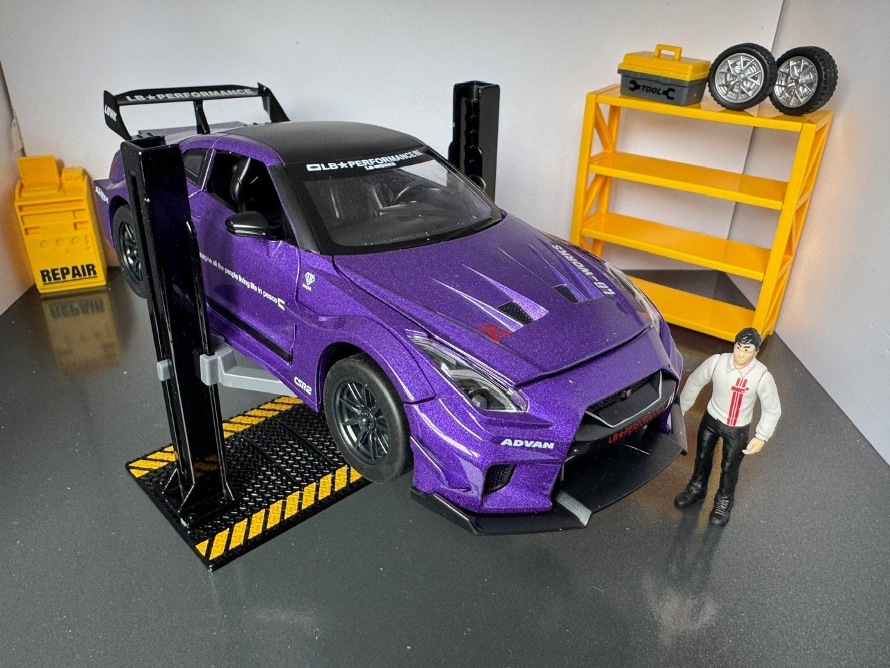 Nissan GT Skyline 1:24 Scale Diecast Collectible Model - Image 3