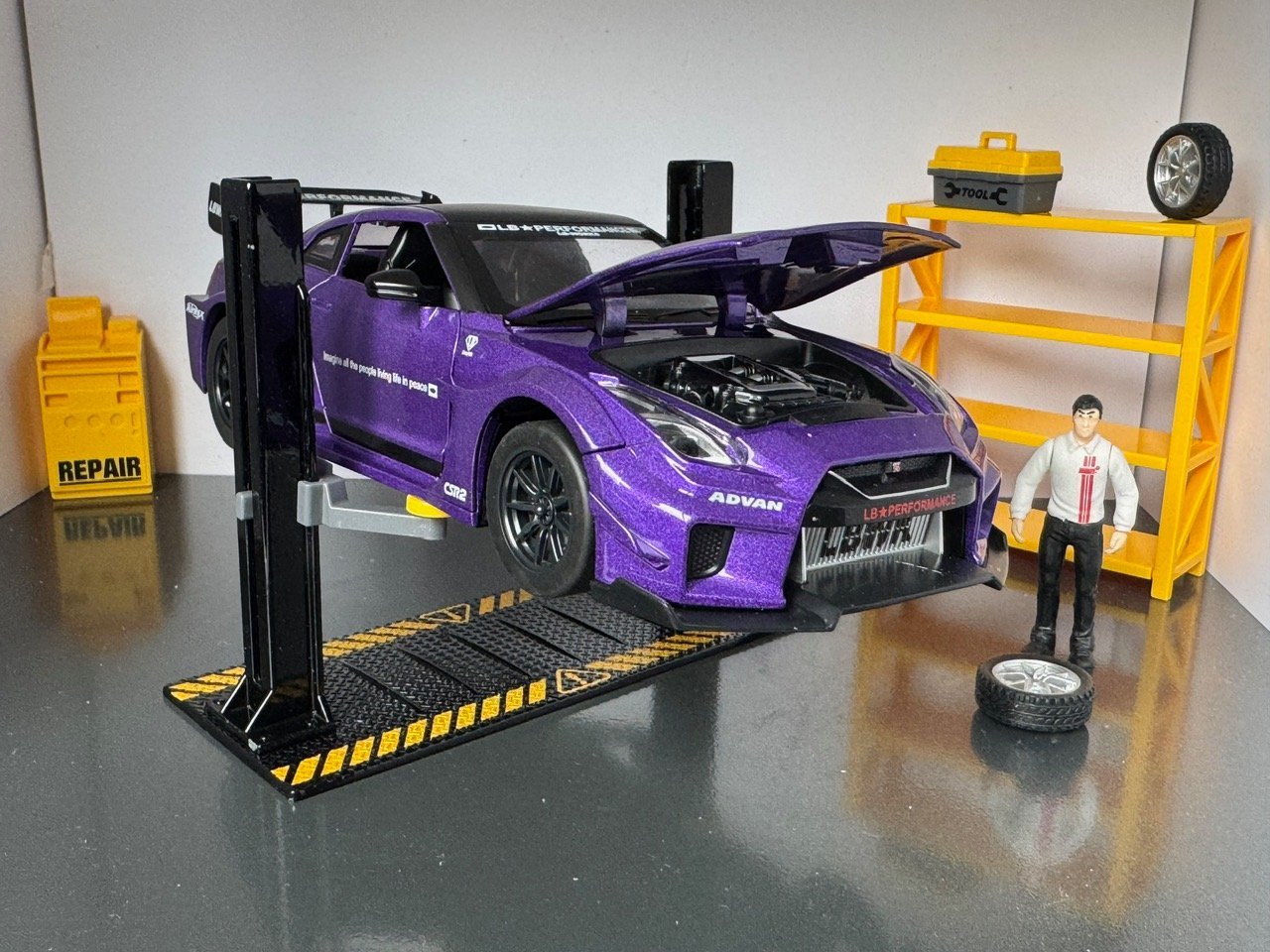 Nissan GT Skyline 1:24 Scale Diecast Collectible Model - Image 2