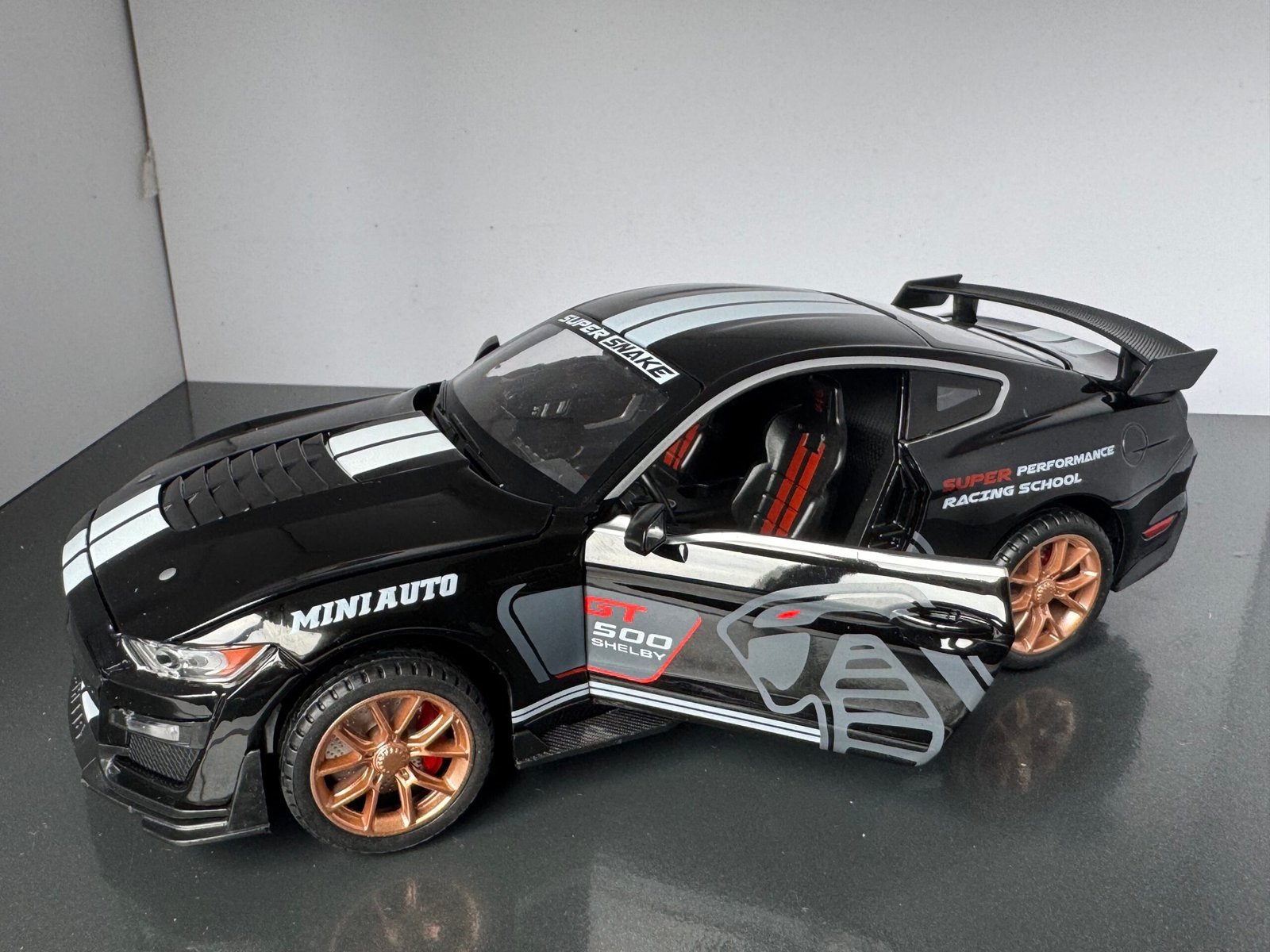 Shelby GT500 1:24 Scale Diecast Collectible Model - Image 4