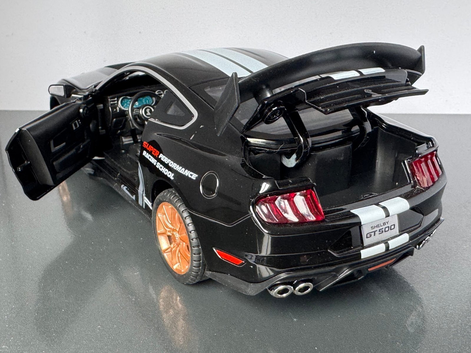 Shelby GT500 1:24 Scale Diecast Collectible Model - Image 5