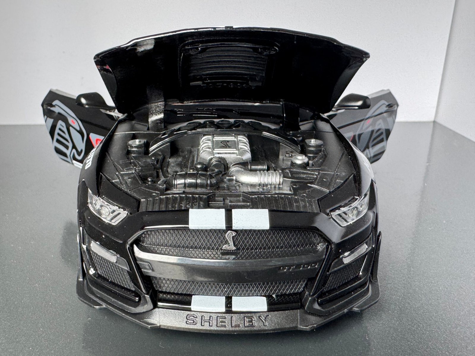 Shelby GT500 1:24 Scale Diecast Collectible Model - Image 6