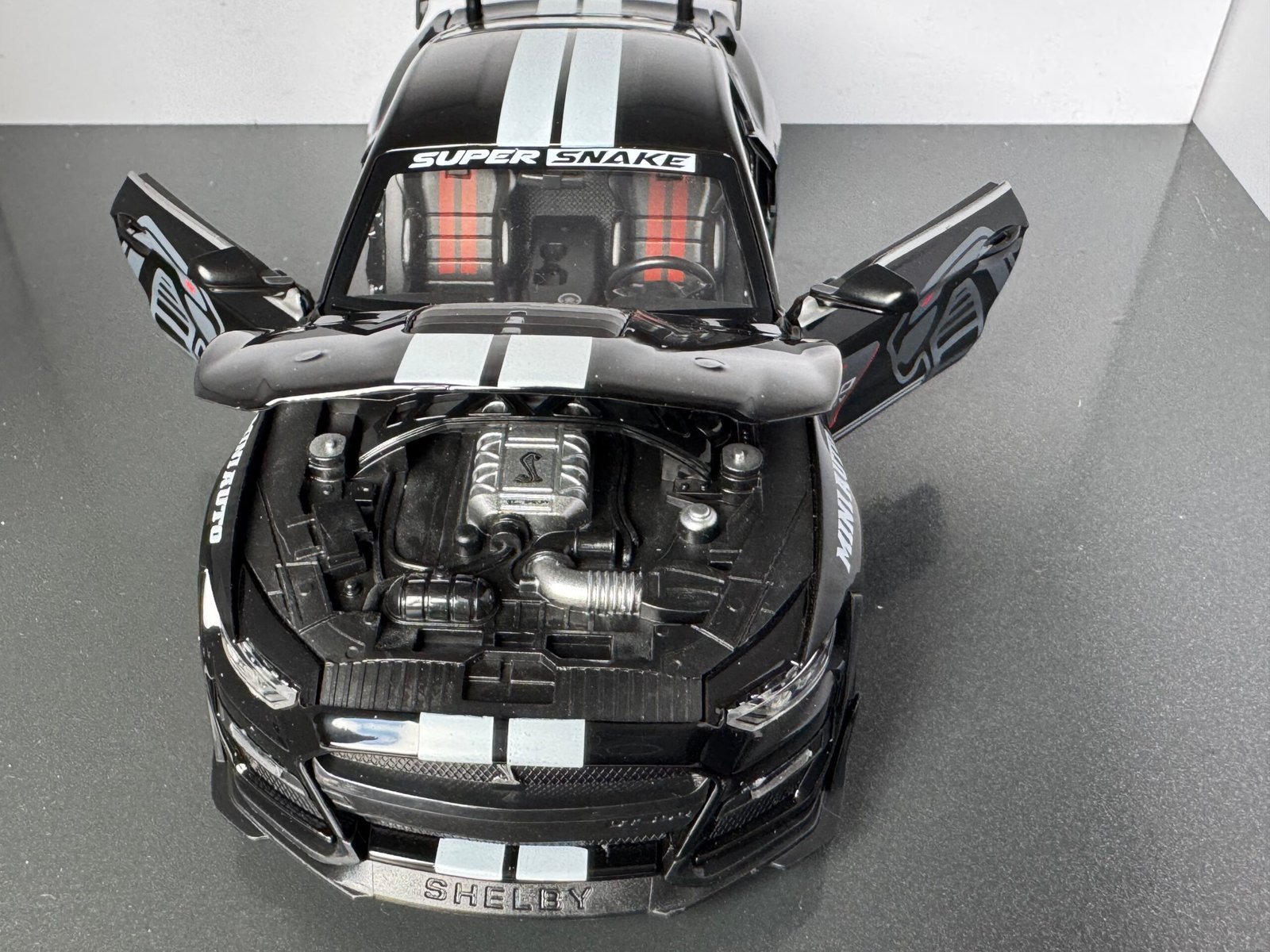 Shelby GT500 1:24 Scale Diecast Collectible Model - Image 7