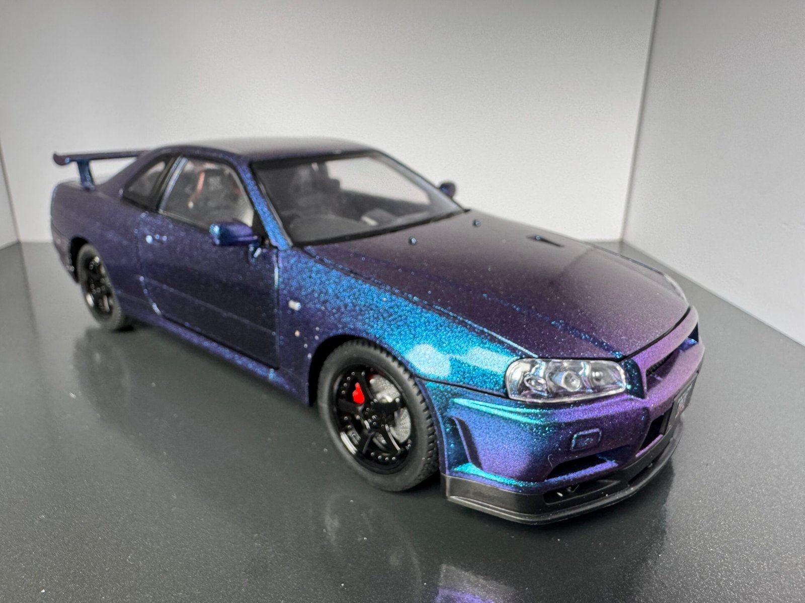 Nissan GT Skyline 1:24 Scale Diecast Collectible Model - Image 2