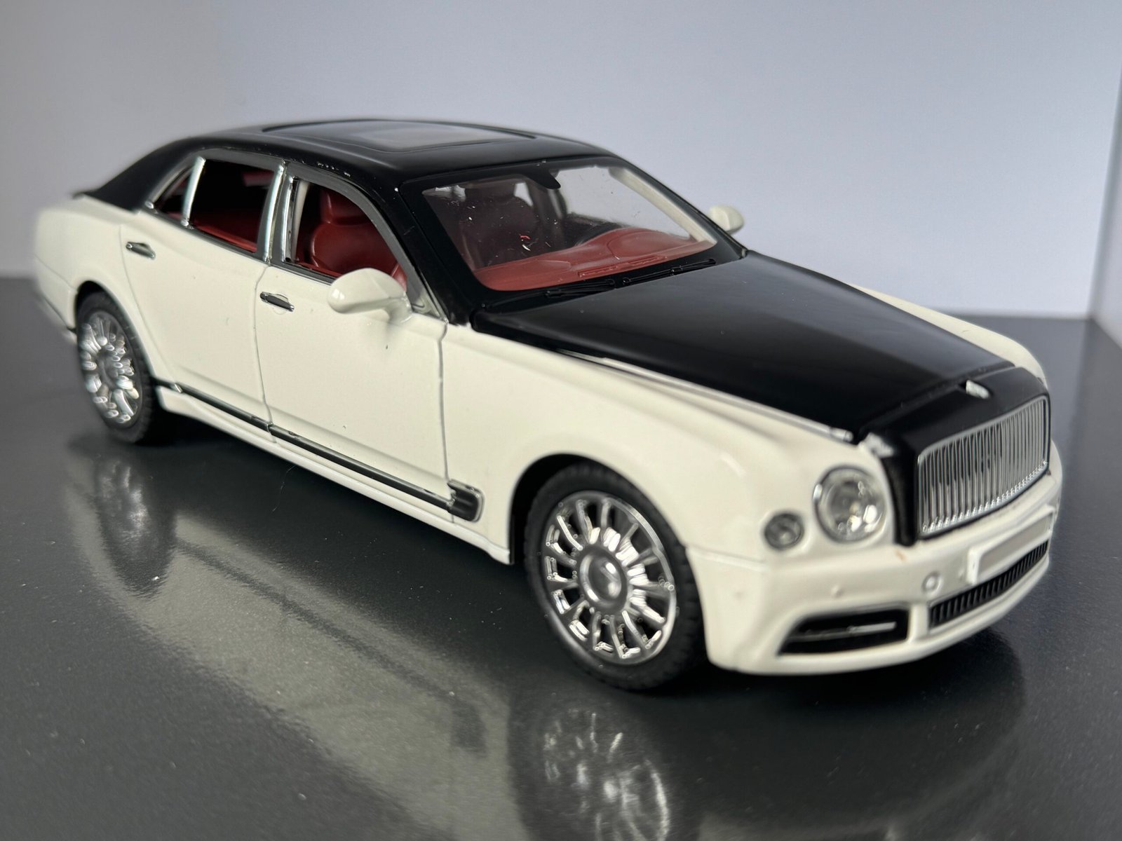 Bentley Mulsane 1:24 Scale Diecast Collectible Model - Image 3