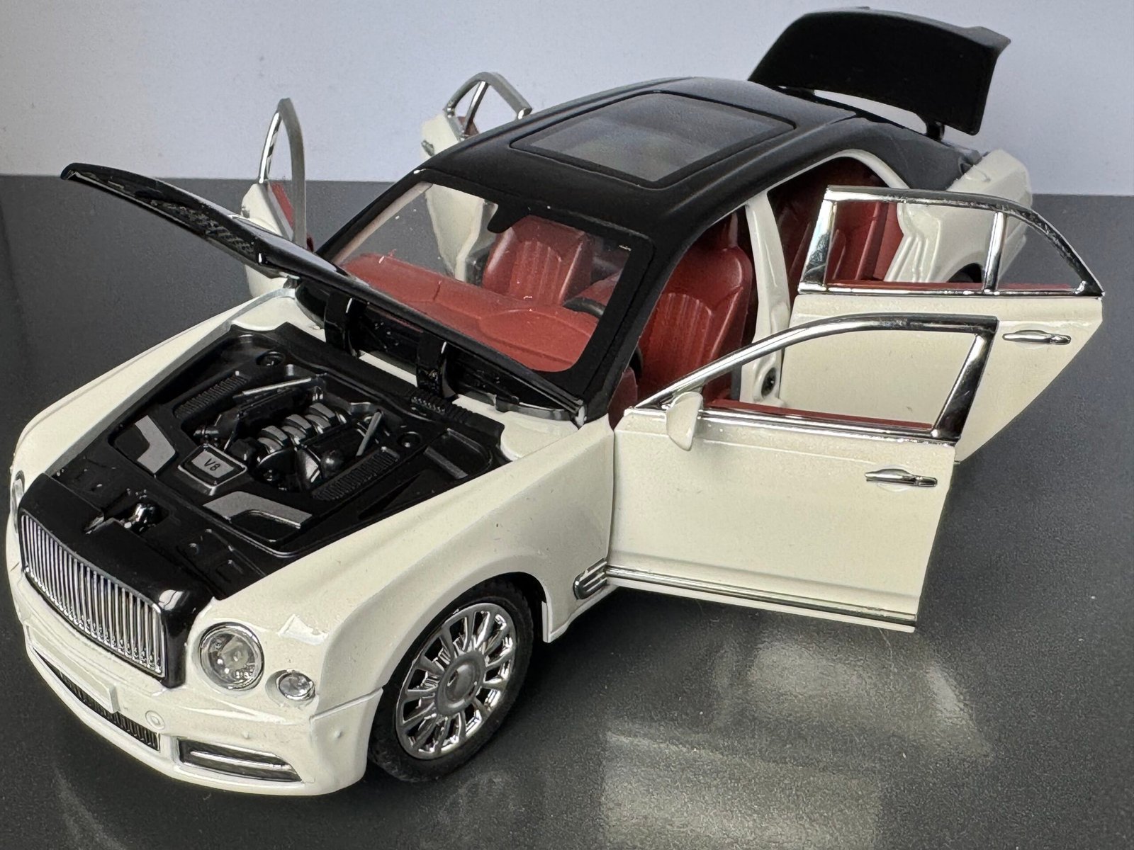 Bentley Mulsane 1:24 Scale Diecast Collectible Model - Image 5