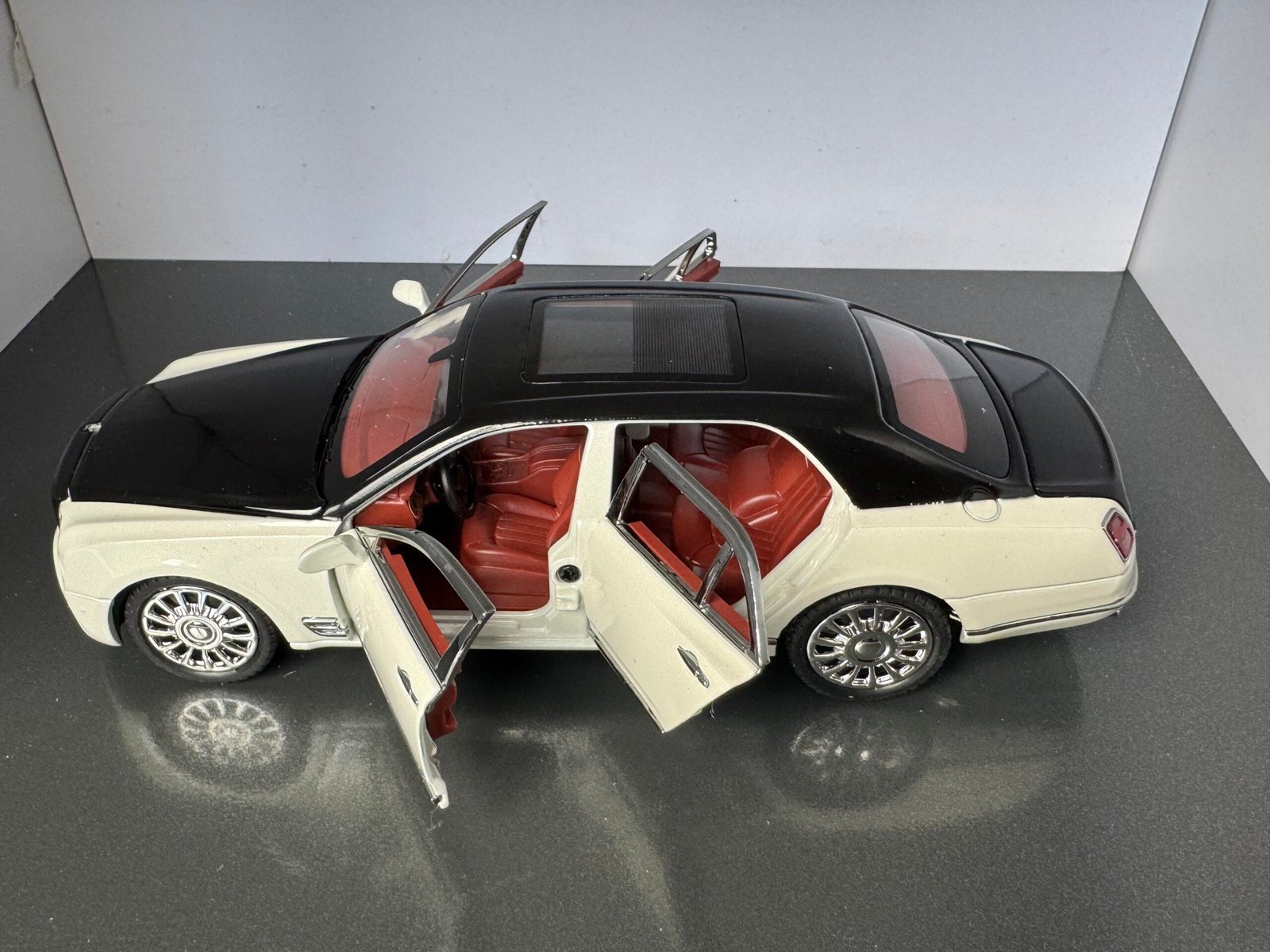 Bentley Mulsane 1:24 Scale Diecast Collectible Model - Image 7