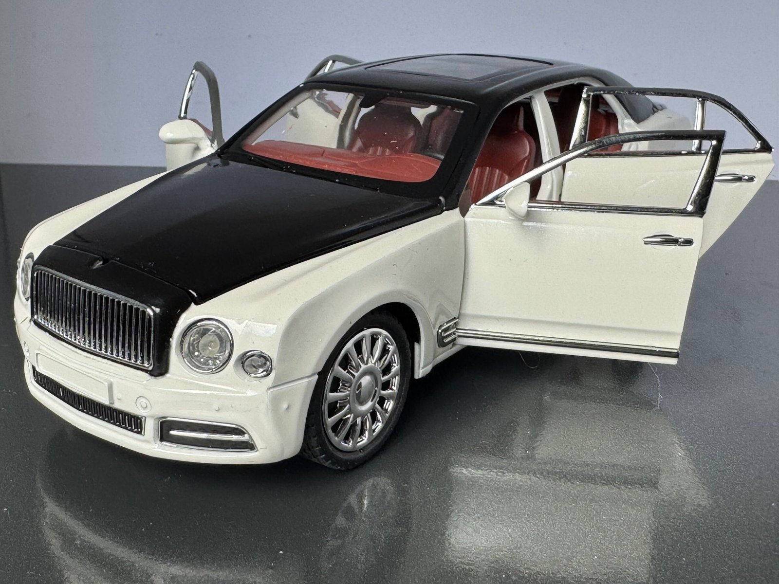 Bentley Mulsane 1:24 Scale Diecast Collectible Model - Image 8