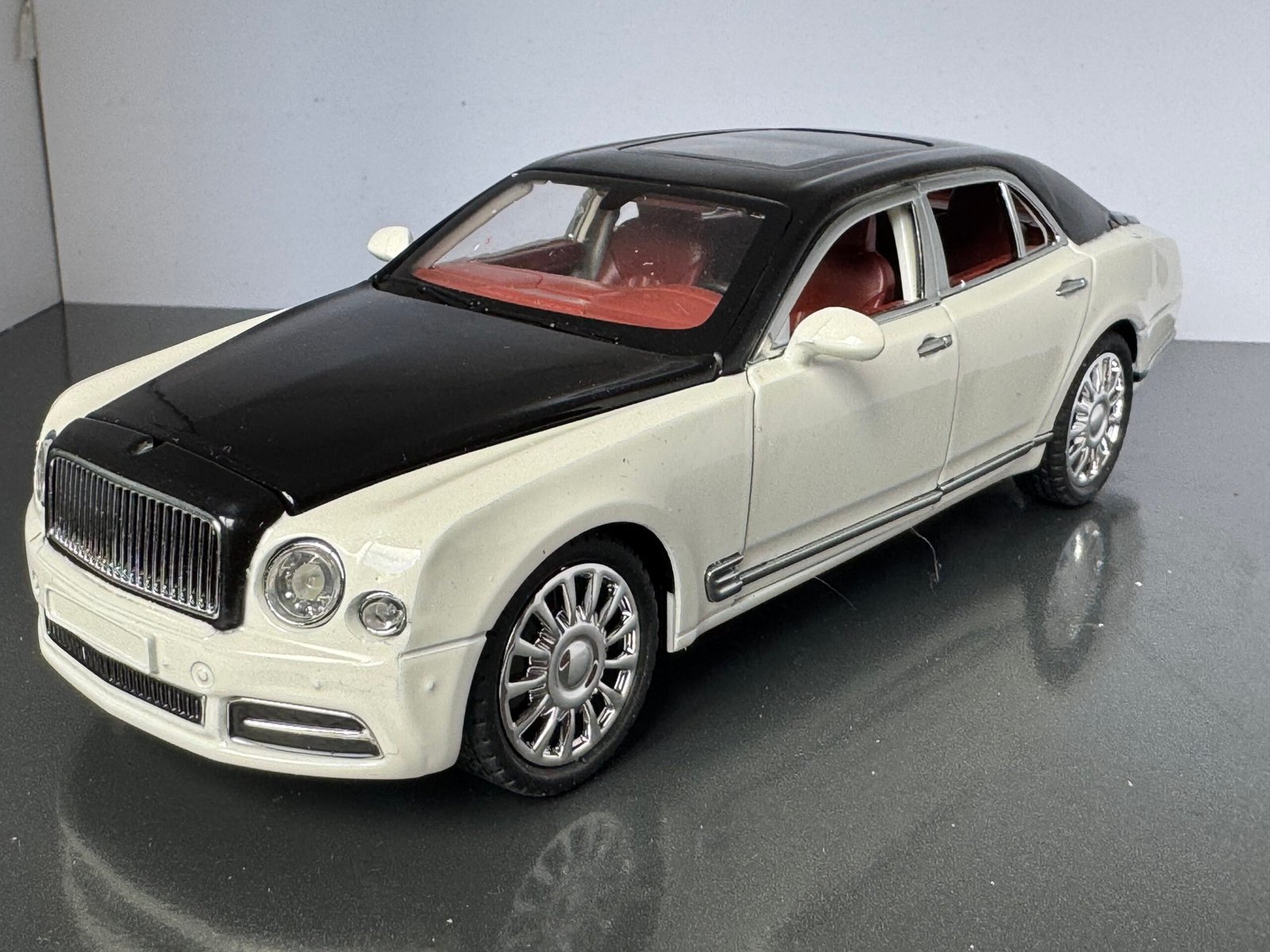 Bentley Mulsane 1:24 Scale Diecast Collectible Model - Image 9