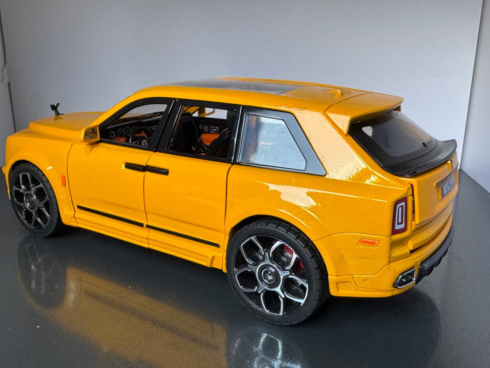 Rolls Royce Cullinan 1:20 Scale Diecast Collectible Model - Image 5