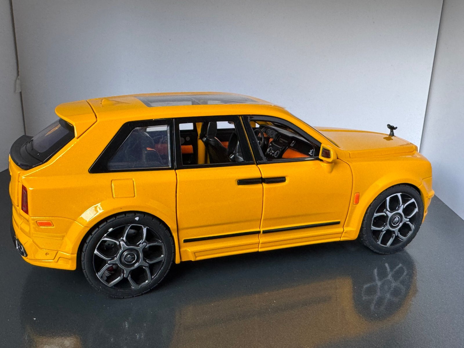 Rolls Royce Cullinan 1:20 Scale Diecast Collectible Model - Image 6