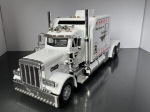 Peterbilt American Truck 1:24 Scale Diecast Collectors Model