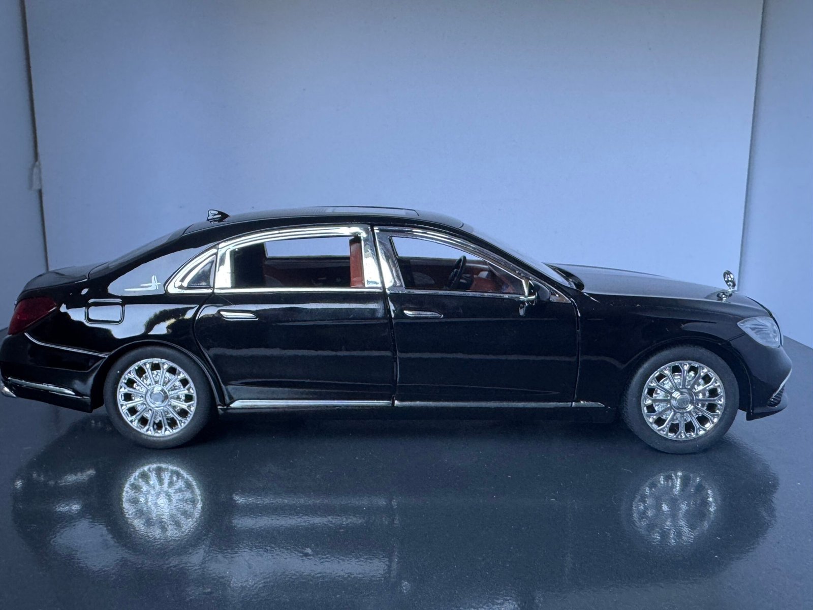 Mercedes Benz S Class 1:24 Scale Deicast Collectible Model - Image 4