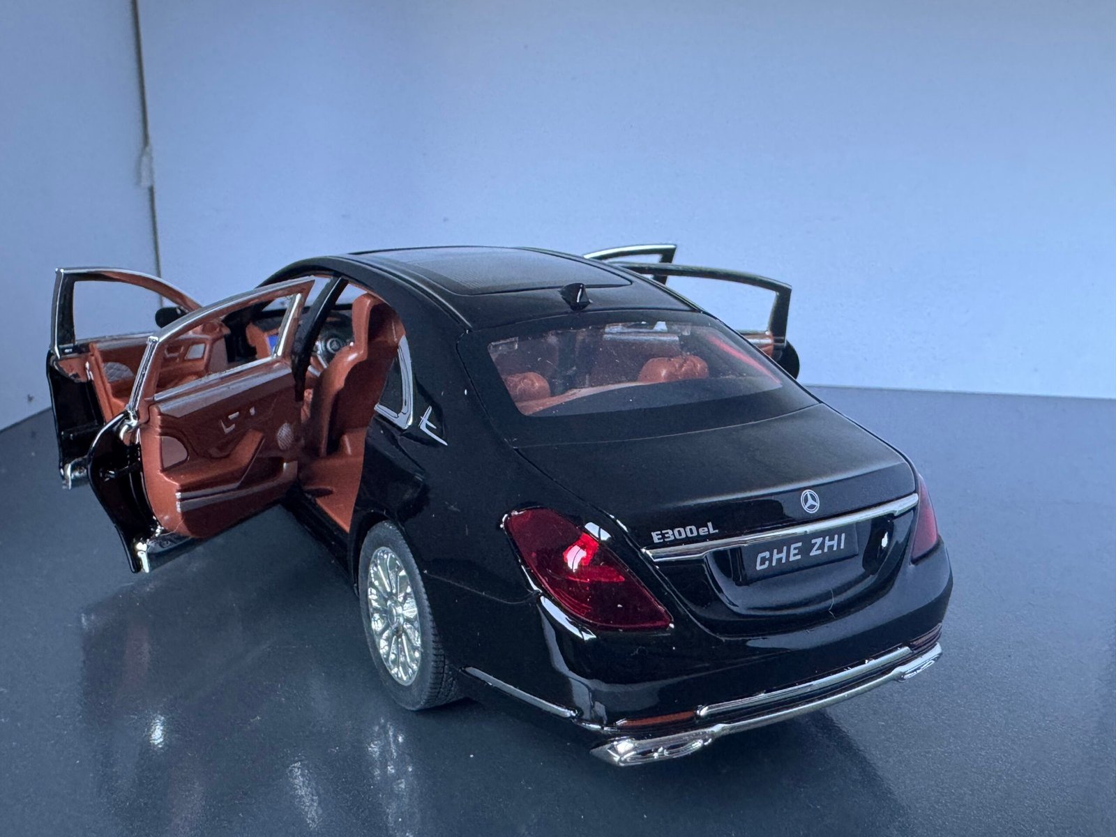 Mercedes Benz S Class 1:24 Scale Deicast Collectible Model - Image 6