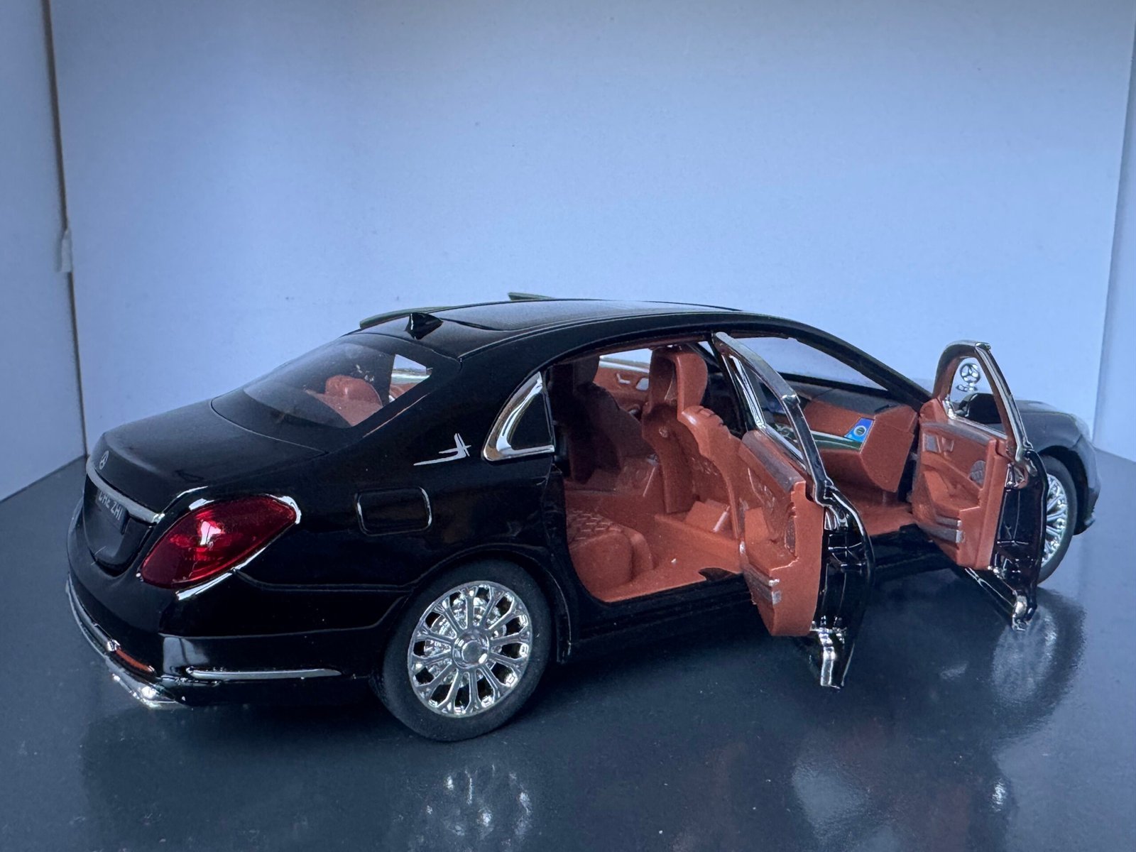 Mercedes Benz S Class 1:24 Scale Deicast Collectible Model - Image 7