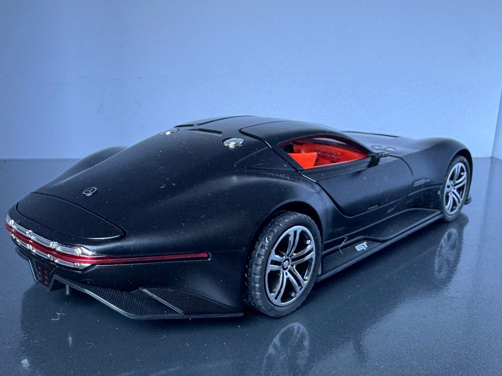 Mercedes Benz GTR 1:24 Scale Diecast Collectible Model - Image 3